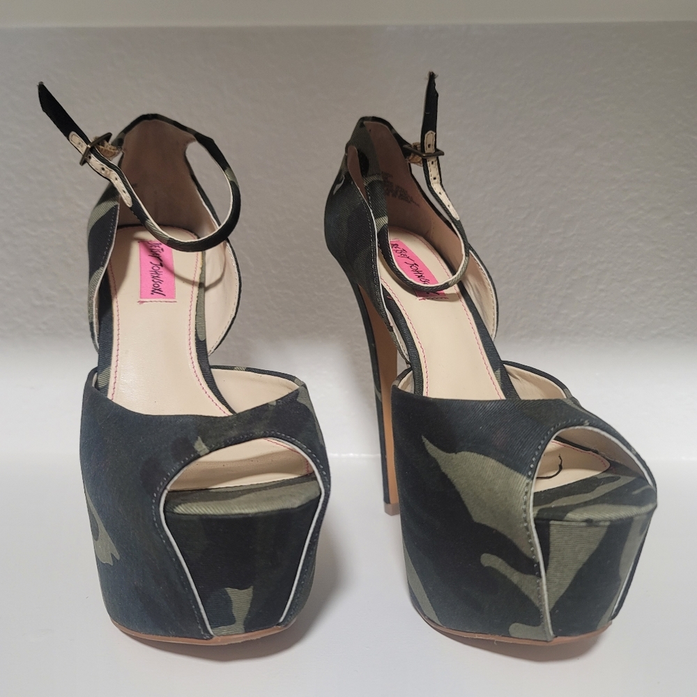 BETSEY JOHNSON CAMO PEEPTOES